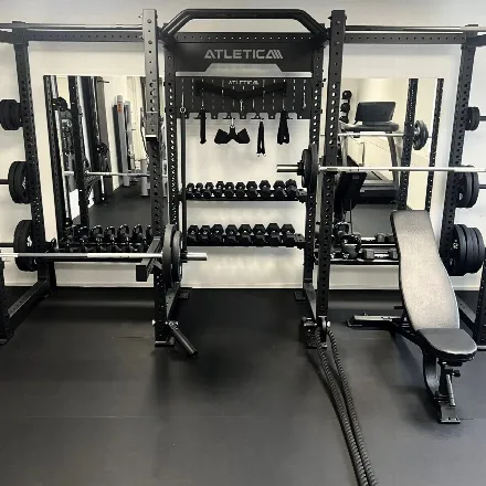 Trainingsraum mit Atletica-Rack