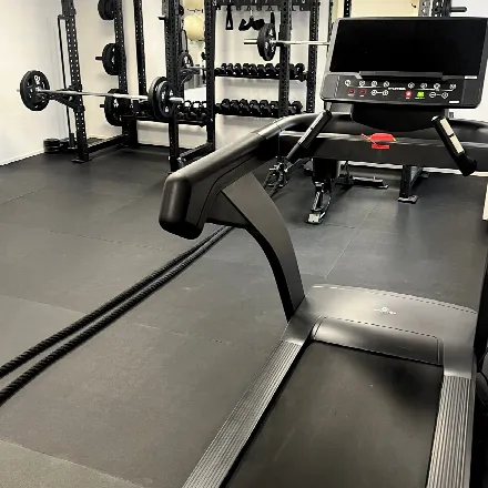 Laufband im Trainingsraum