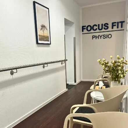Flur bei Focus Fit Physio mit Schriftzug an der Wand