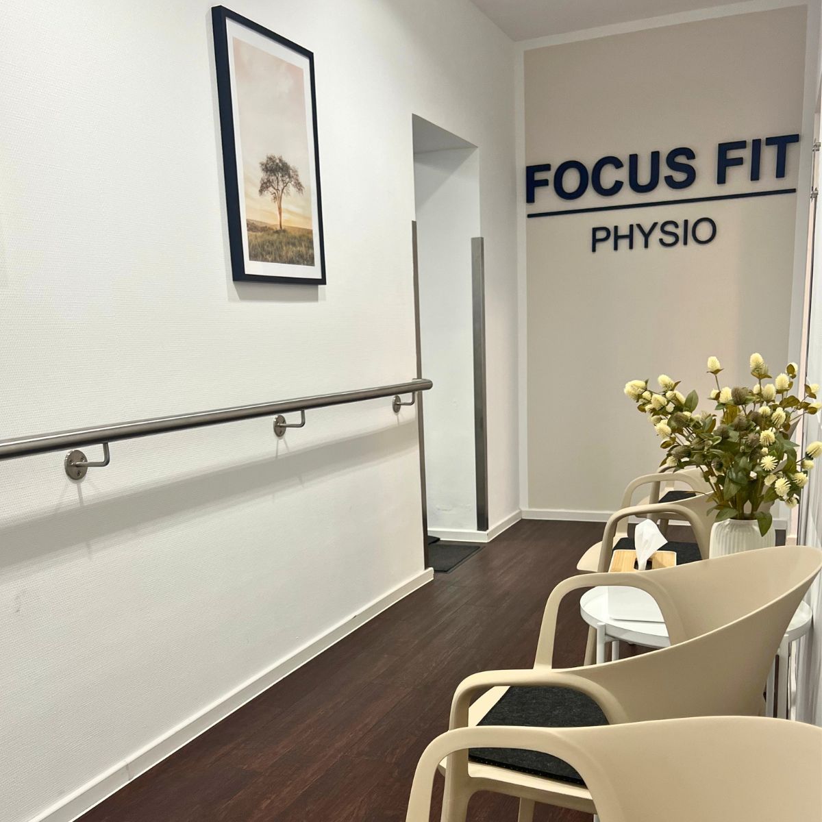 Flur bei Focus Fit Physio mit Schriftzug an der Wand